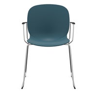 Staplingsbar stol Noor med armstöd, benstativ ljusgrå medar, helt sittskal av mörkblå PP, filttassar