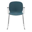 Staplingsbar stol Noor med armstöd, benstativ ljusgrå medar, helt sittskal av mörkblå PP, filttassar