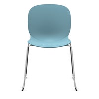 Staplingsbar stol Noor, benstativ ljusgrå medar, helt sittskal av ljusblå PP, filttassar och kopplingsbeslag