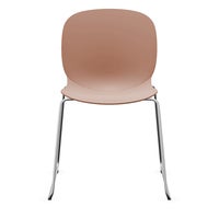 Staplingsbar stol Noor, benstativ ljusgrå medar, helt sittskal av ljusbrun PP, filttassar