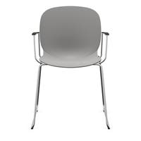Staplingsbar stol Noor med armstöd, benstativ ljusgrå medar, helt sittskal av ljusgrå PP, filttassar och kopplingsbeslag