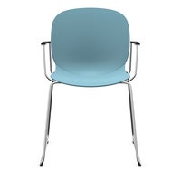 Staplingsbar stol Noor med armstöd, benstativ ljusgrå medar, helt sittskal av ljusblå PP, filttassar