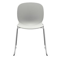 Staplingsbar stol Noor, benstativ ljusgrå medar, helt sittskal av Vit PP, filttassar