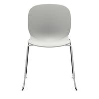 Staplingsbar stol Noor, benstativ ljusgrå medar, helt sittskal av Vit PP, filttassar