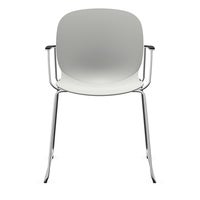 Staplingsbar stol Noor med armstöd, benstativ ljusgrå medar, helt sittskal av Vit PP, filttassar