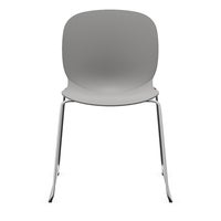 Staplingsbar stol Noor, benstativ ljusgrå medar, helt sittskal av ljusgrå PP, filttassar